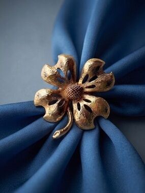 Vintage 70s/80s Gold-Tone Floral Scarf Clip